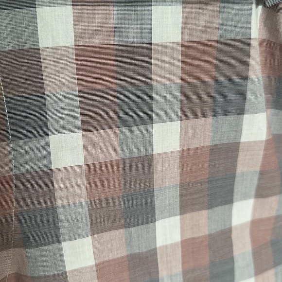 Van Heusen dress shirt - like new condition 14-14.5 neck - Picture 4 of 4